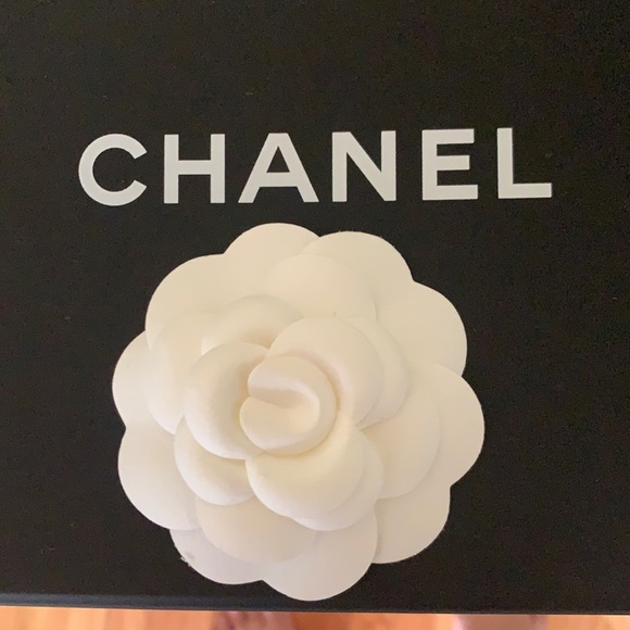 Chanel Flower camellia Black Grey Plastic ref.203580 - Joli Closet